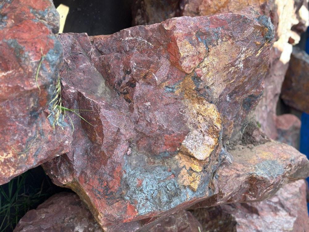 Камни для ландшафтного дизайна красно-фиолетовые 10-60 килограмм купить в Орле