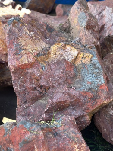 Камни для ландшафтного дизайна красно-фиолетовые 10-60 килограмм купить в Орле