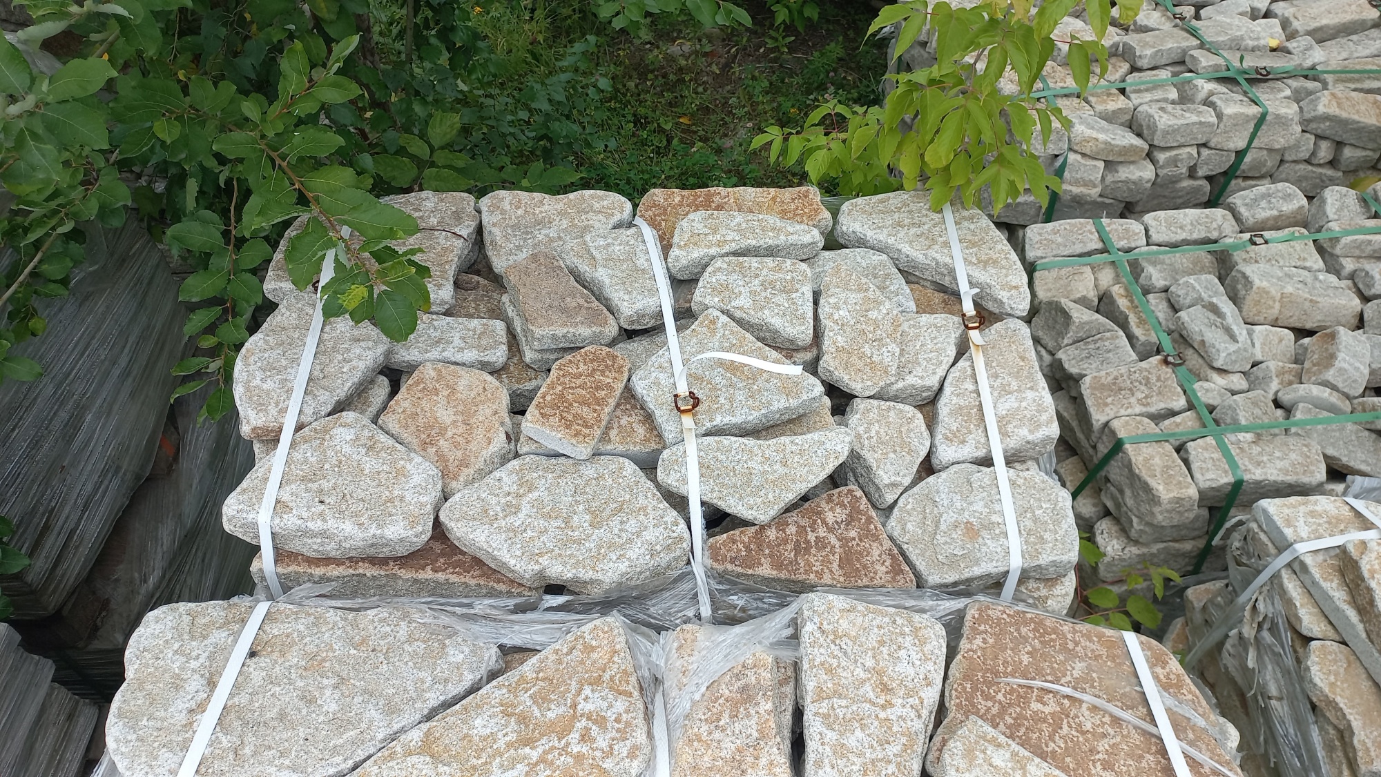 Плитняк галтованный гранитный для ландшафтного дизайна купить в Орле