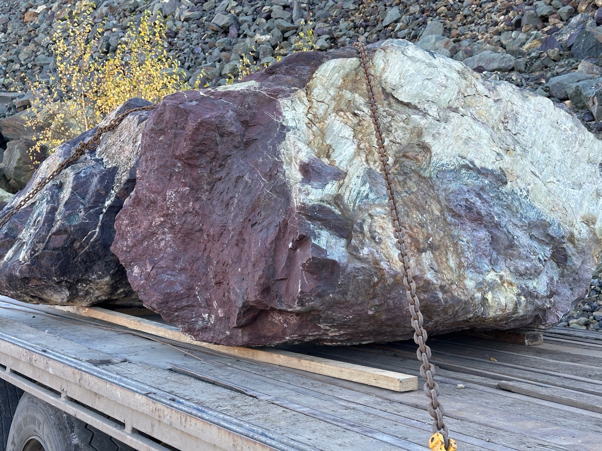 Огромные красно-фиолетовые валуны для ландшафтного дизайна весом более 5 тонн купить в Орле