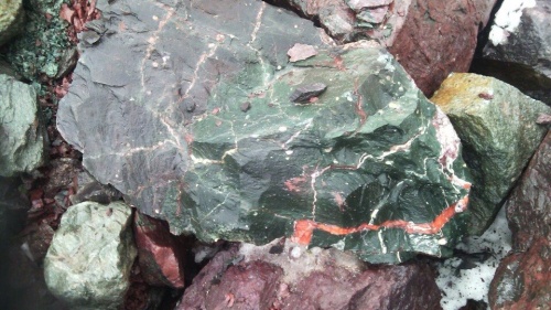 Гигантские зелёные валуны для ландшафтного дизайна весом более 5 тонн купить в Орле