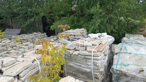 Плитняк галтованный гранитный для ландшафтного дизайна купить в Орле