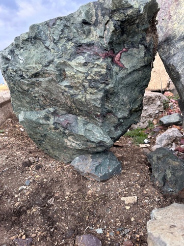 Гигантские зелёные валуны для ландшафтного дизайна весом более 5 тонн купить в Орле