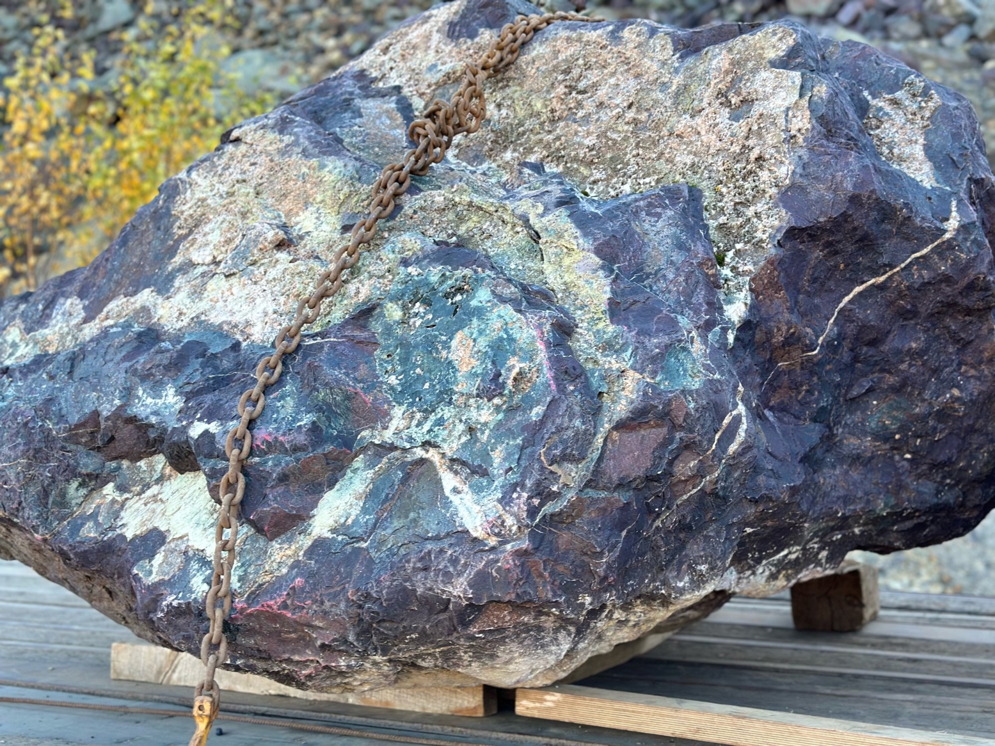 Огромные красно-фиолетовые валуны для ландшафтного дизайна весом более 5 тонн купить в Орле