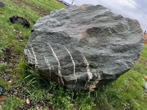 Гигантские зелёные валуны для ландшафтного дизайна весом более 5 тонн купить в Орле