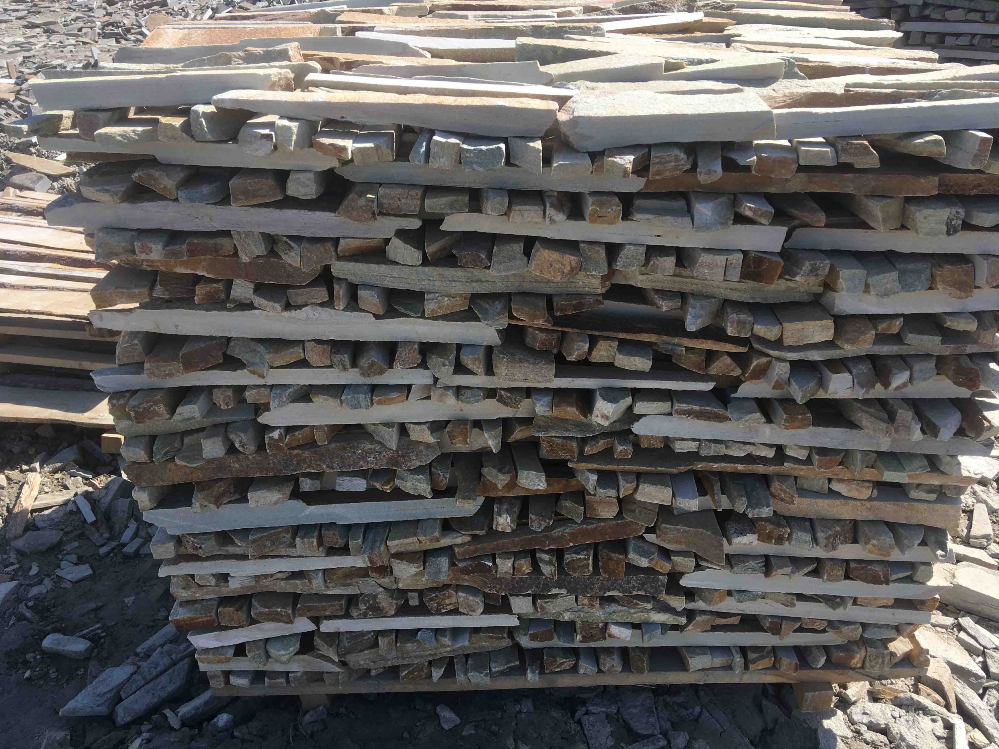 Горбушка златолит золотистый для облицовки купить в Орле