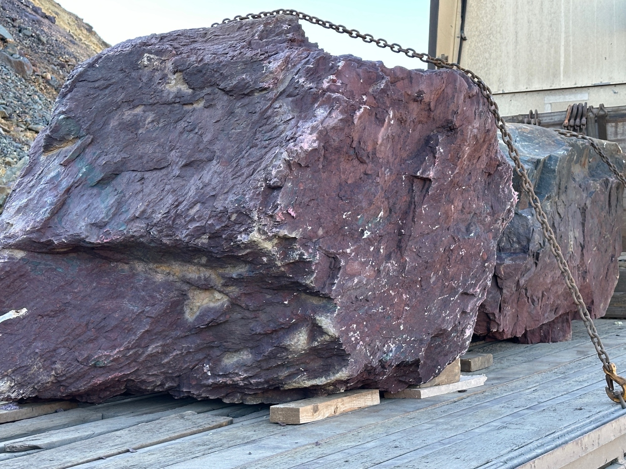 Огромные красно-фиолетовые валуны для ландшафтного дизайна весом более 5 тонн купить в Орле