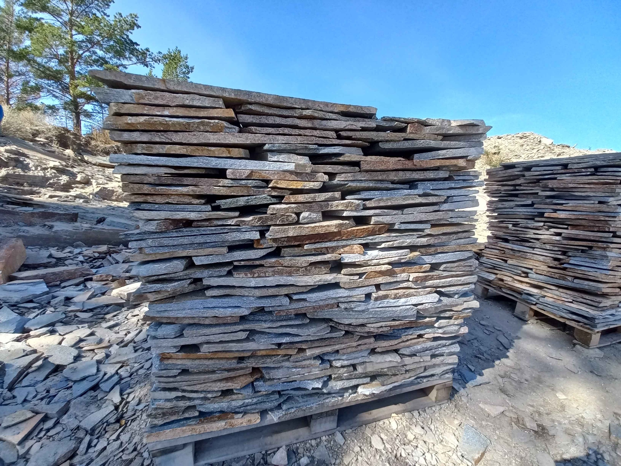 Плитняк златолит серебристый для фасада купить в Орле