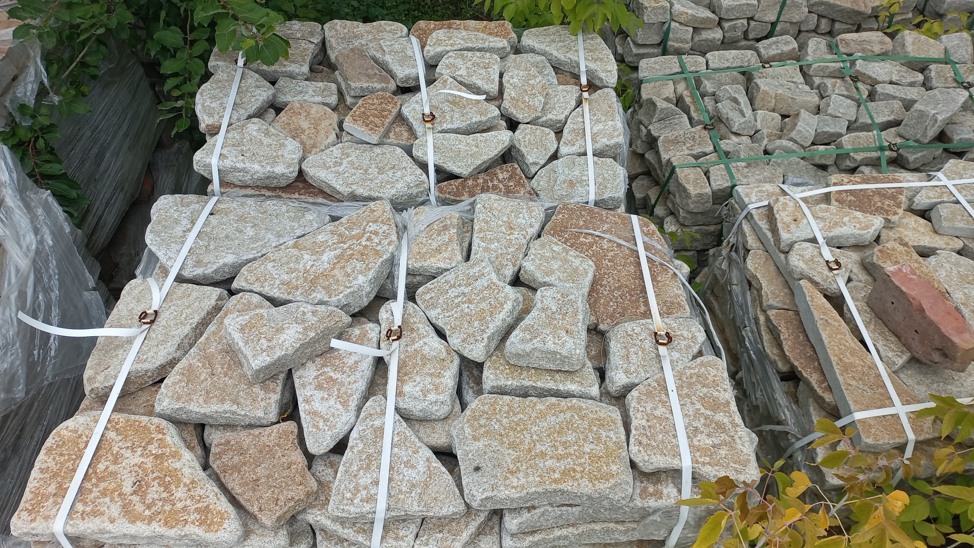 Гранитный плитняк галтованный для мощения купить в Орле