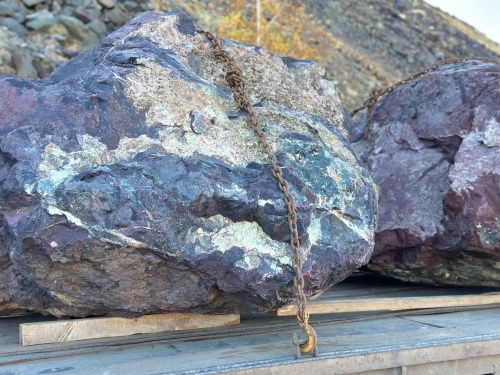 Огромные красно-фиолетовые валуны для ландшафтного дизайна весом более 5 тонн купить в Орле