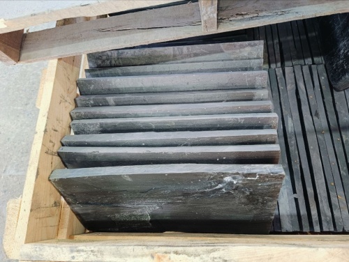 чёрная плитка из камня